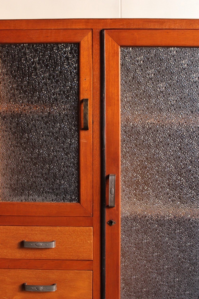 ダイヤガラスの戸棚