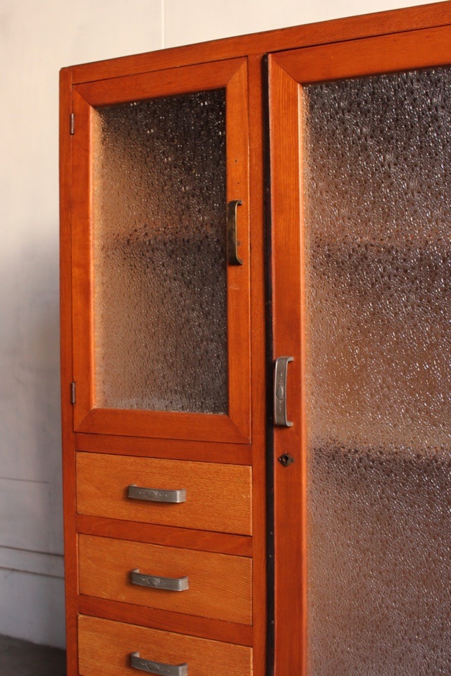 ダイヤガラスの戸棚