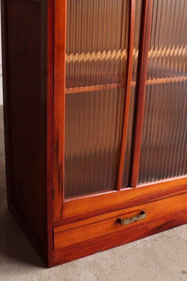 モールガラスの戸棚