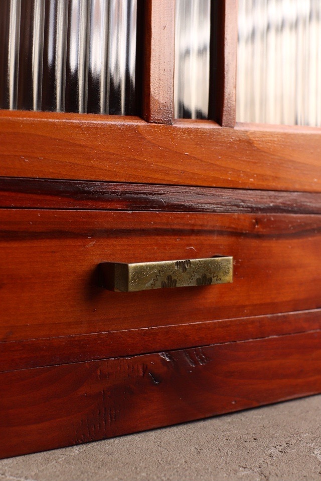 モールガラスの戸棚