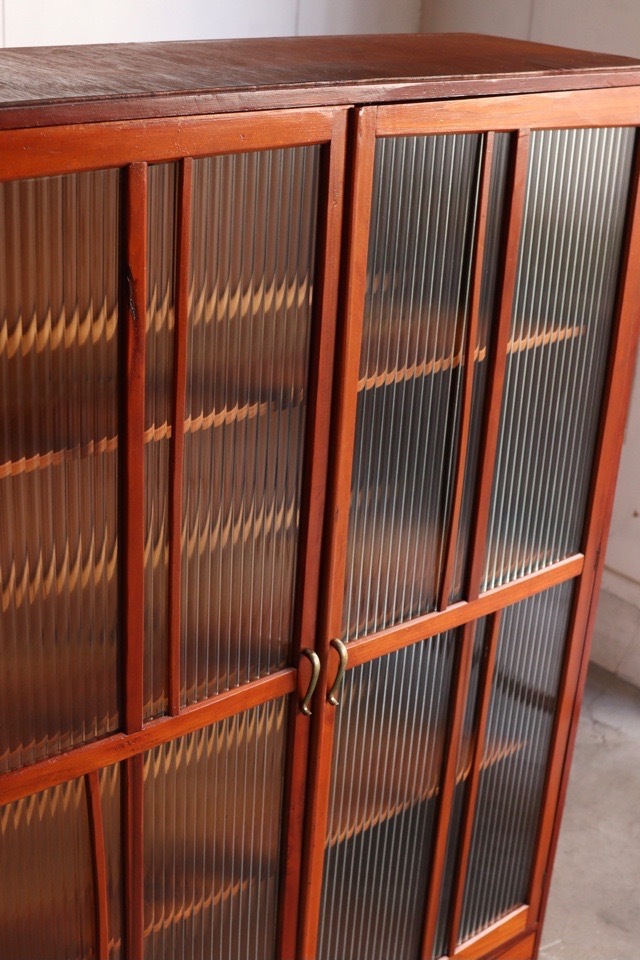 モールガラスの戸棚