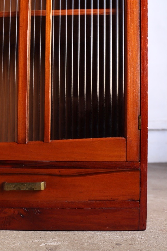 モールガラスの戸棚