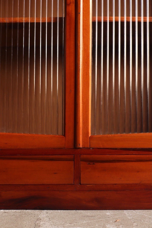 モールガラスの戸棚