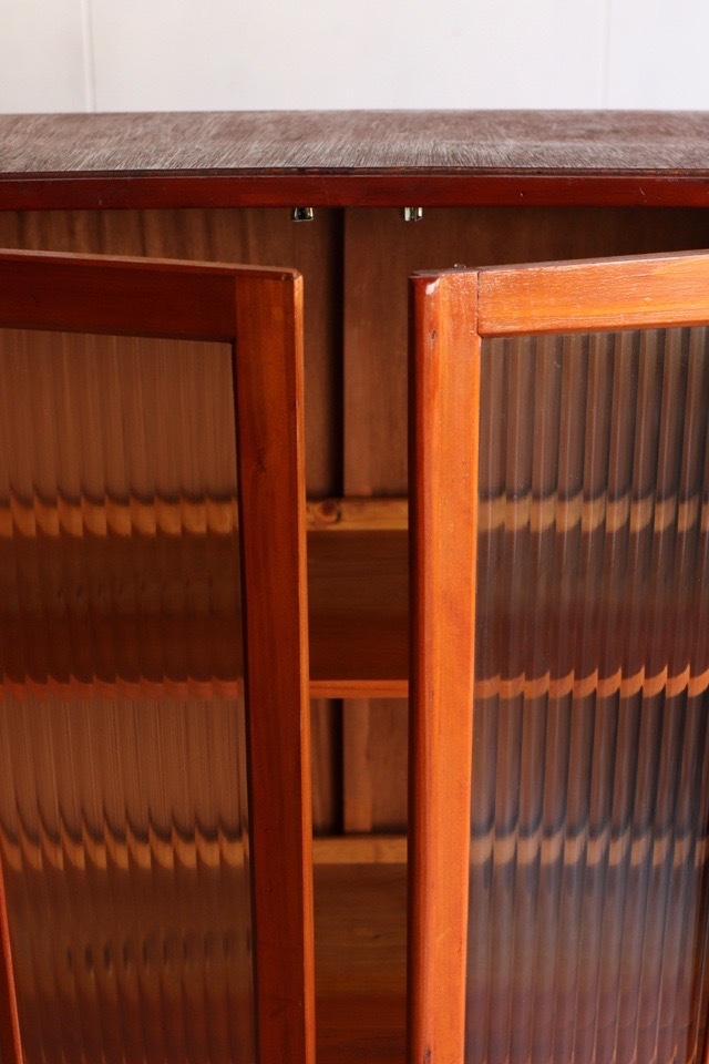 モールガラスの戸棚