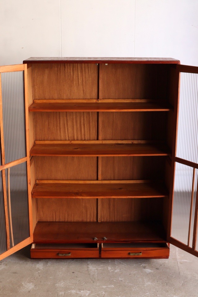 モールガラスの戸棚