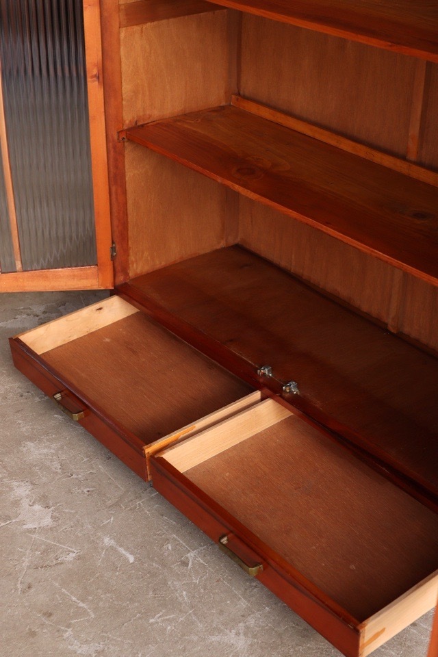 モールガラスの戸棚