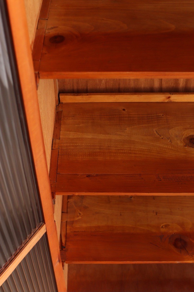 モールガラスの戸棚