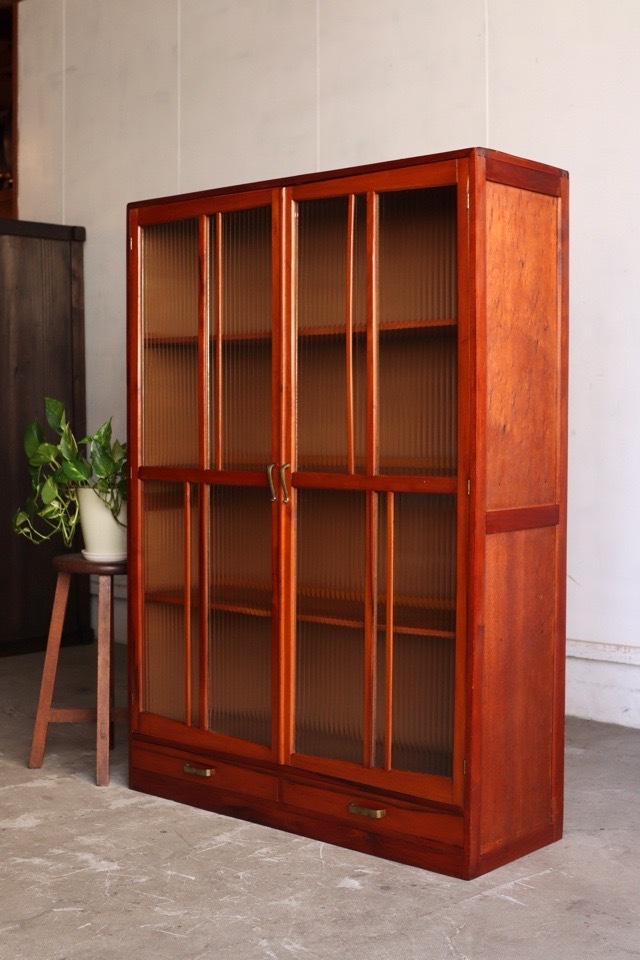 モールガラスの戸棚