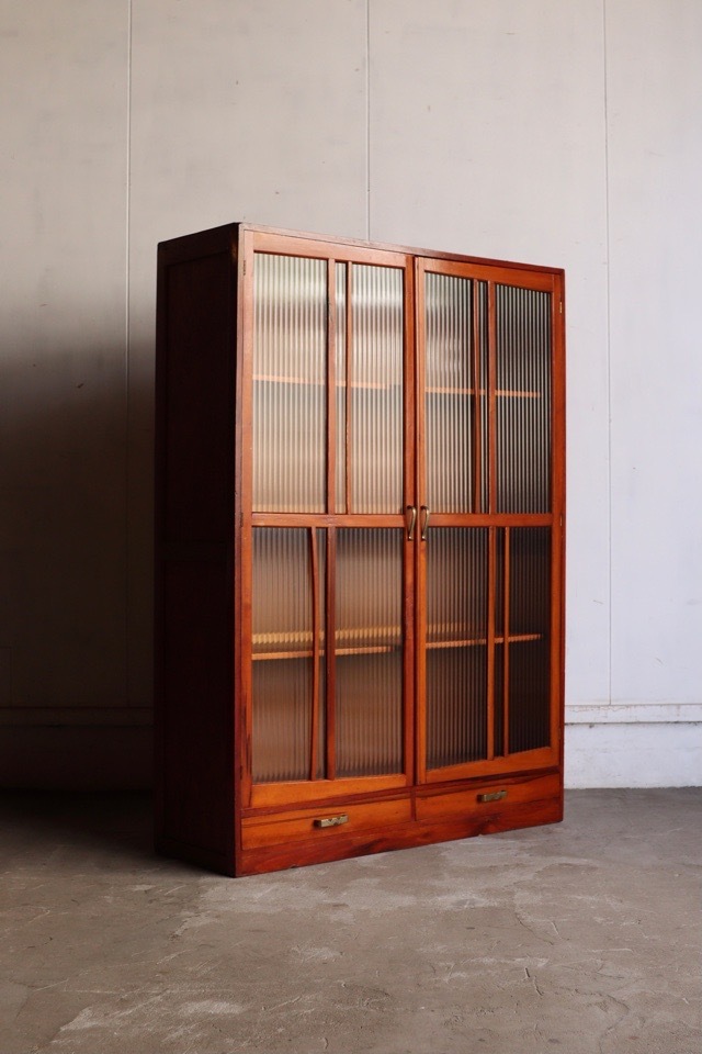 モールガラスの戸棚