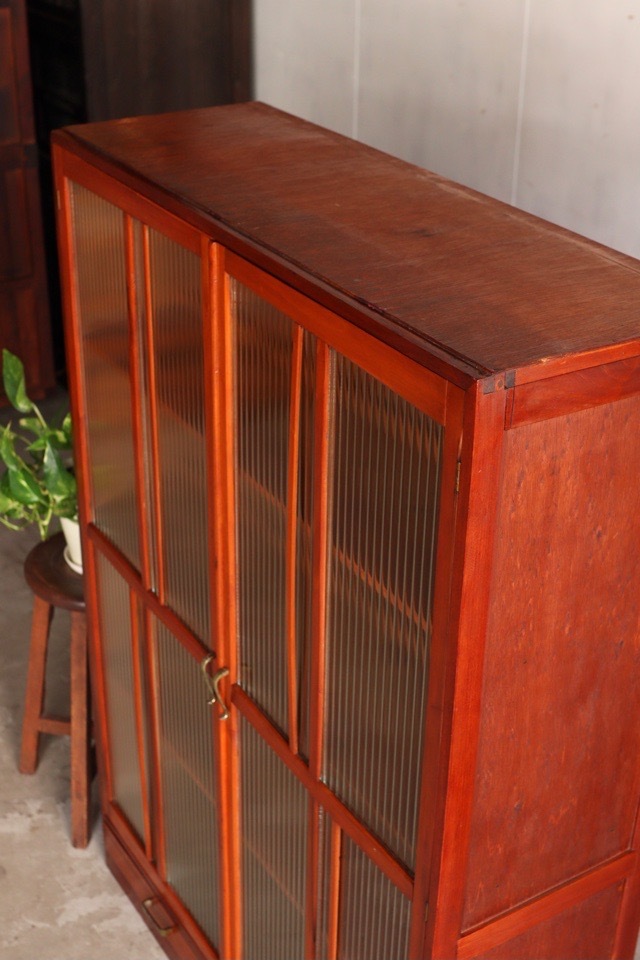 モールガラスの戸棚