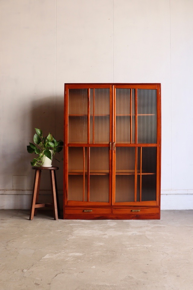 モールガラスの戸棚