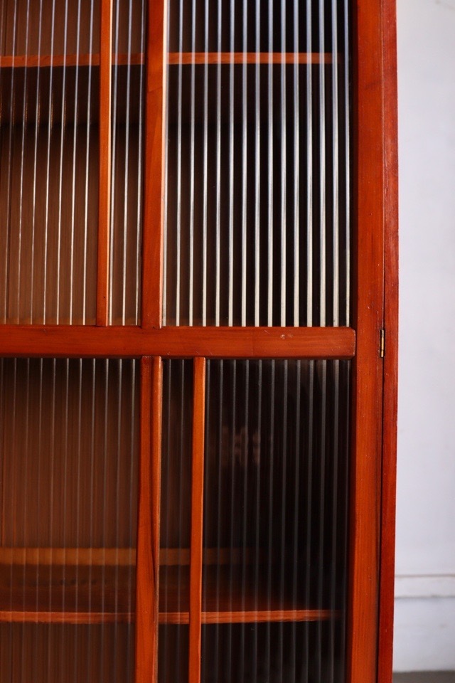 モールガラスの戸棚