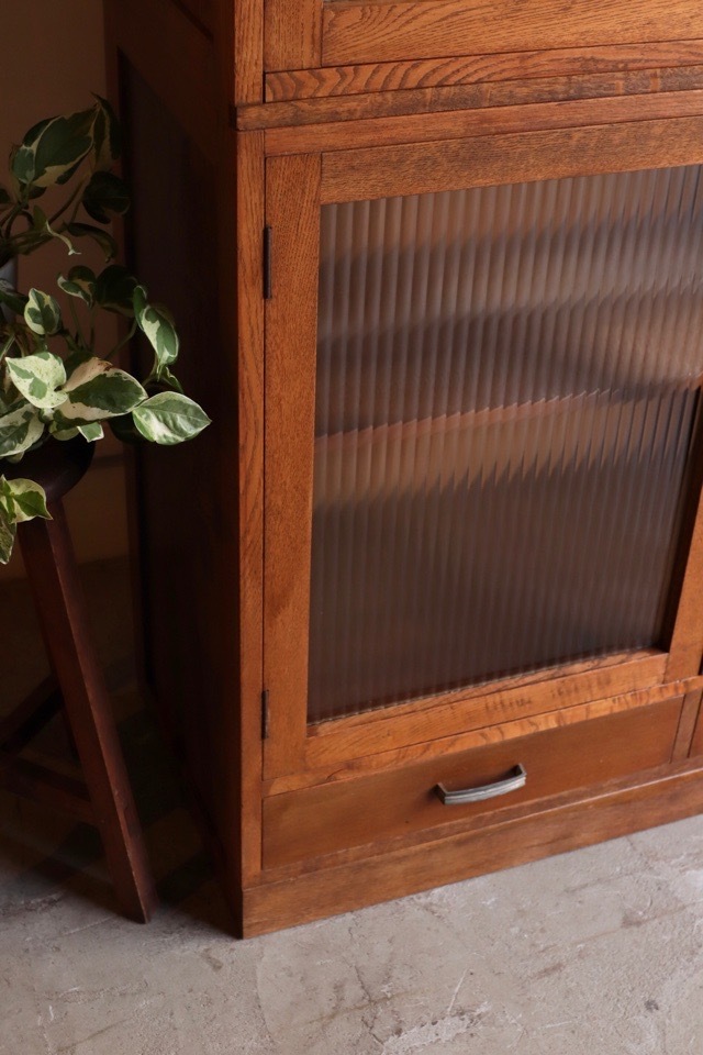 モールガラスの戸棚