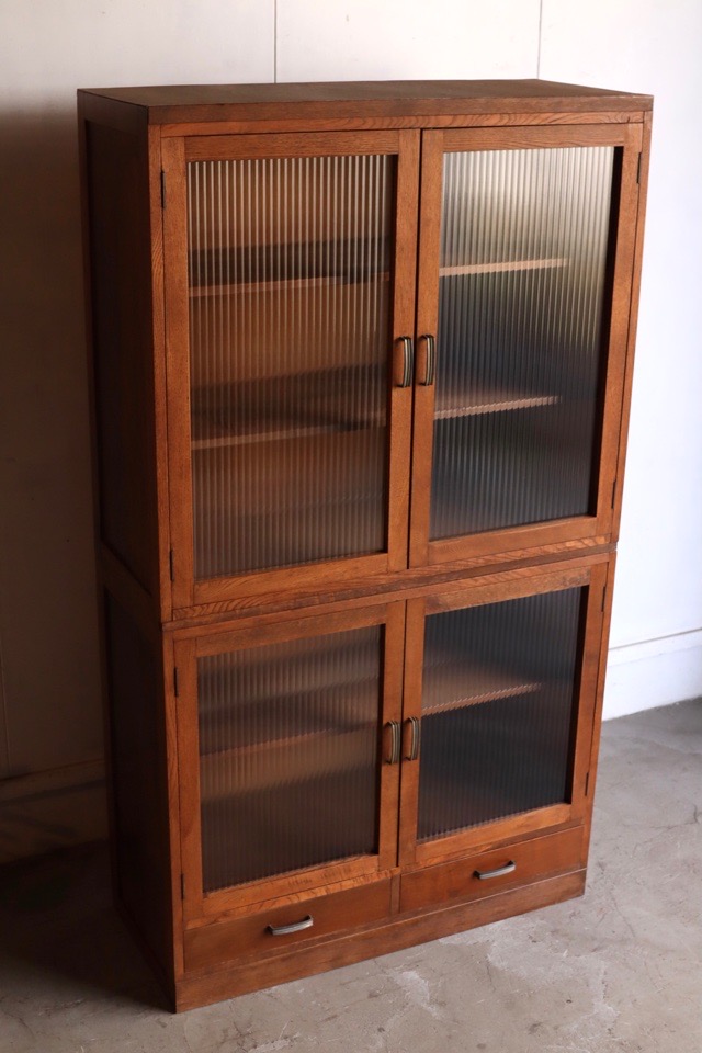 モールガラスの戸棚