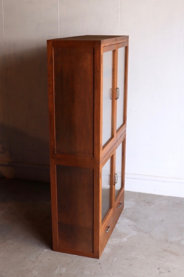 モールガラスの戸棚