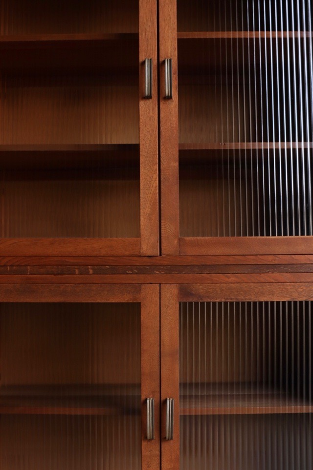 モールガラスの戸棚