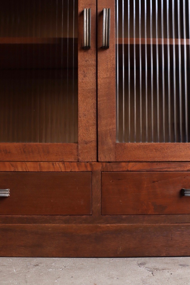 モールガラスの戸棚