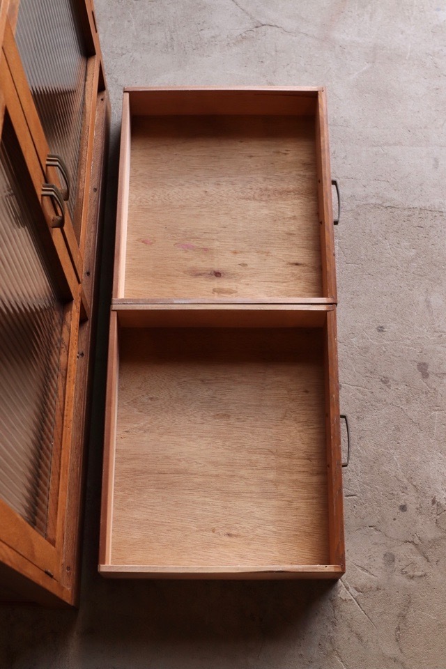 モールガラスの戸棚