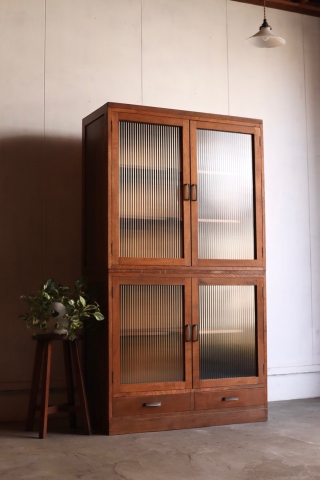 モールガラスの戸棚