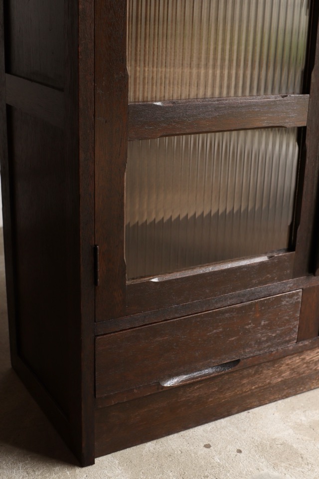 モールガラスの戸棚