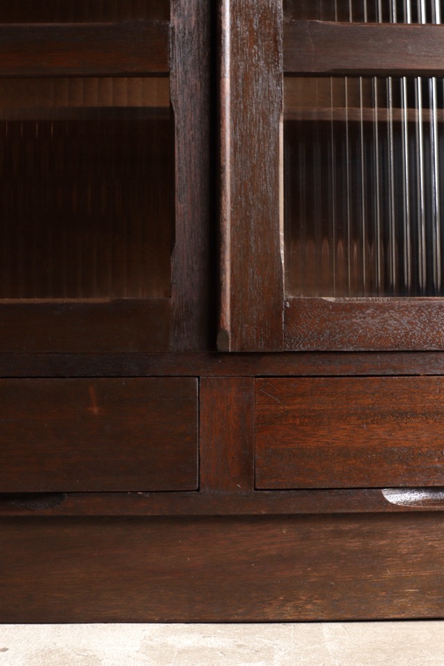 モールガラスの戸棚