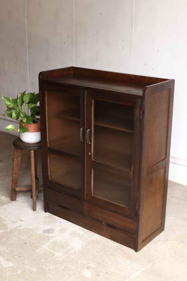 モールガラスの戸棚