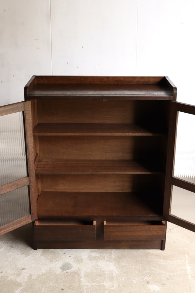 モールガラスの戸棚