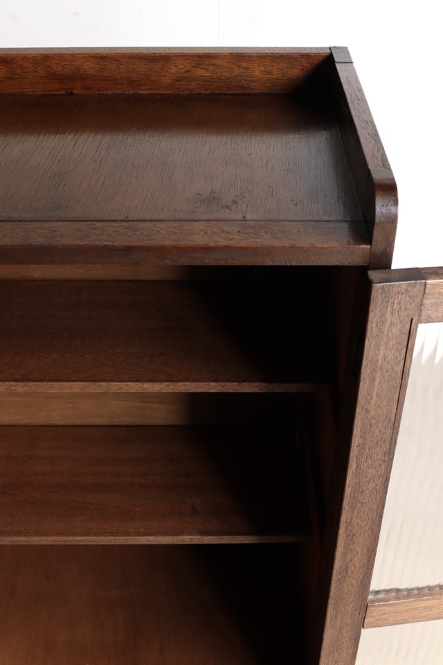 モールガラスの戸棚