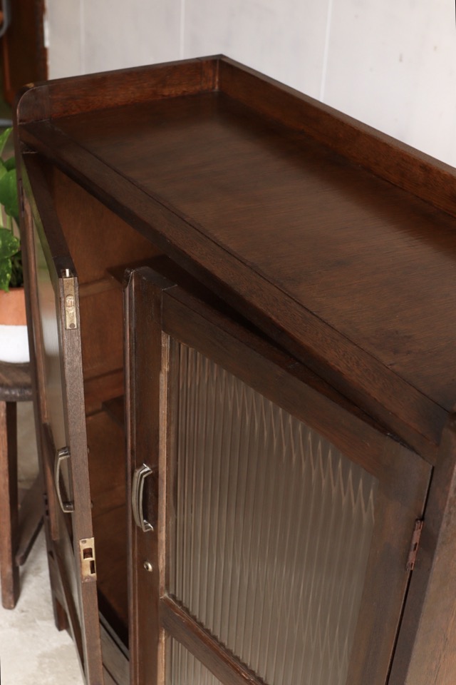 モールガラスの戸棚