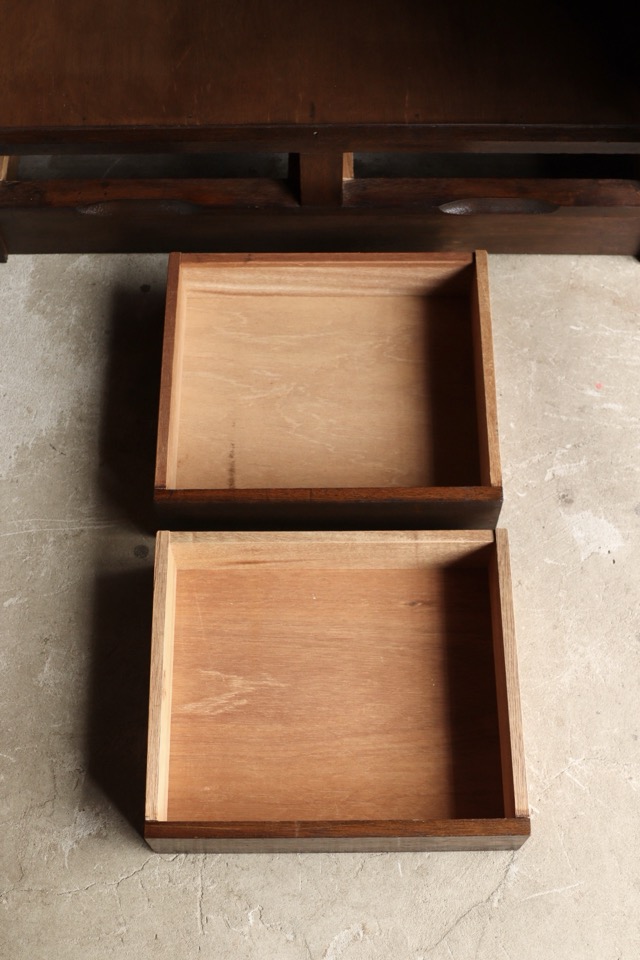 モールガラスの戸棚