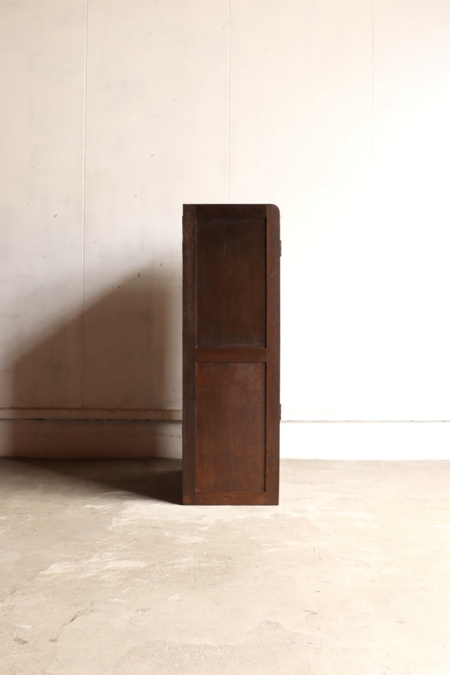 モールガラスの戸棚