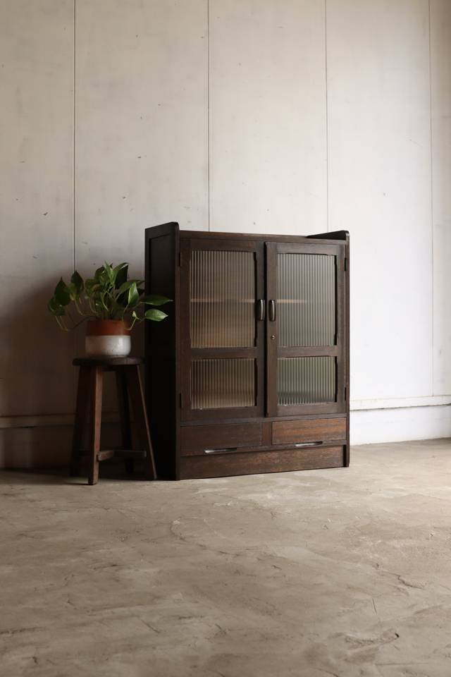 モールガラスの戸棚