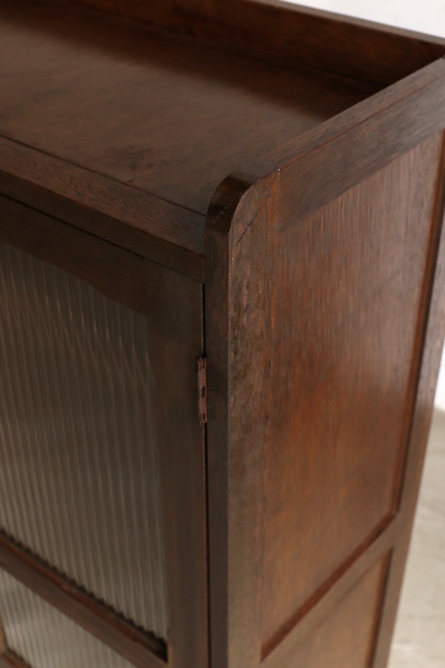 モールガラスの戸棚