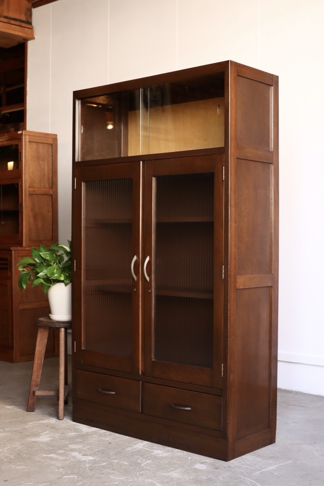 モールガラスの戸棚