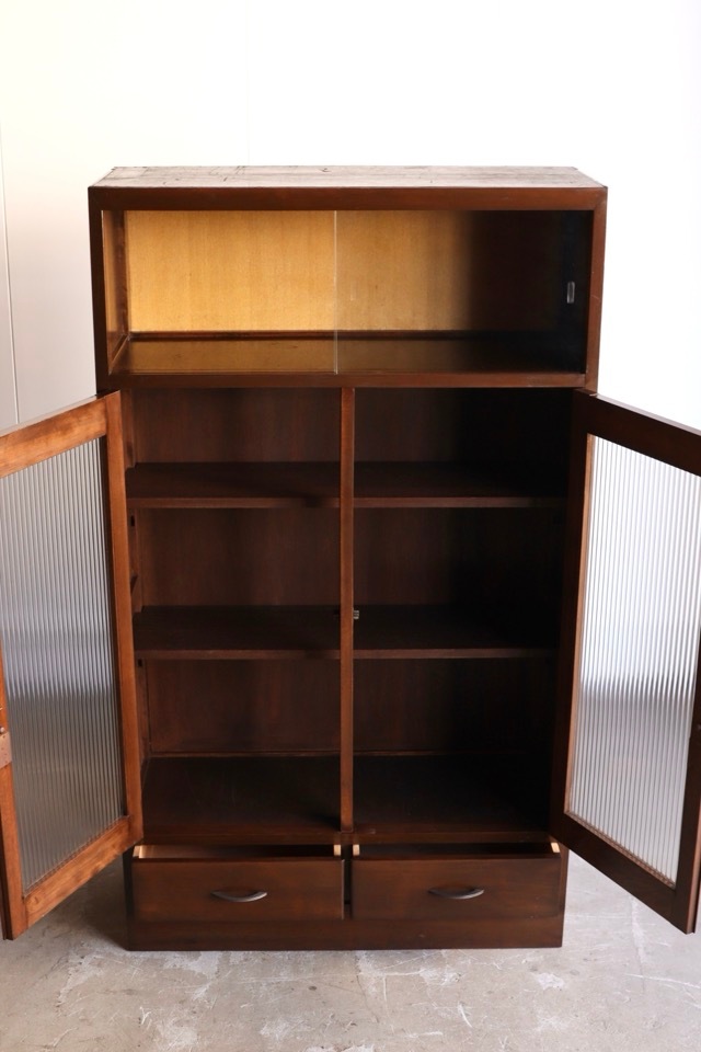 モールガラスの戸棚