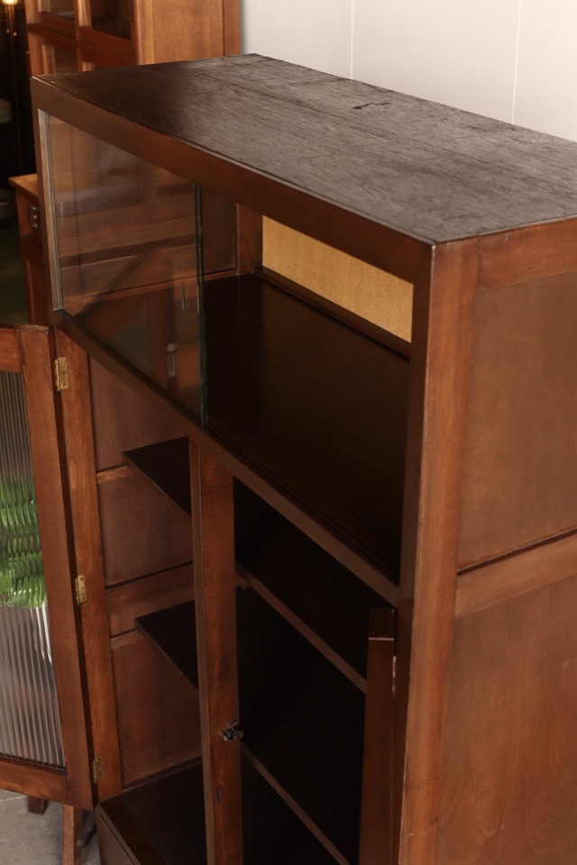 モールガラスの戸棚