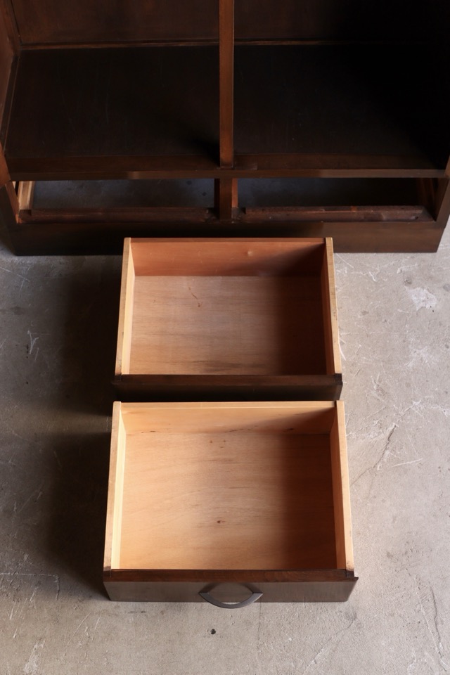 モールガラスの戸棚