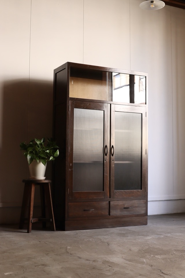 モールガラスの戸棚