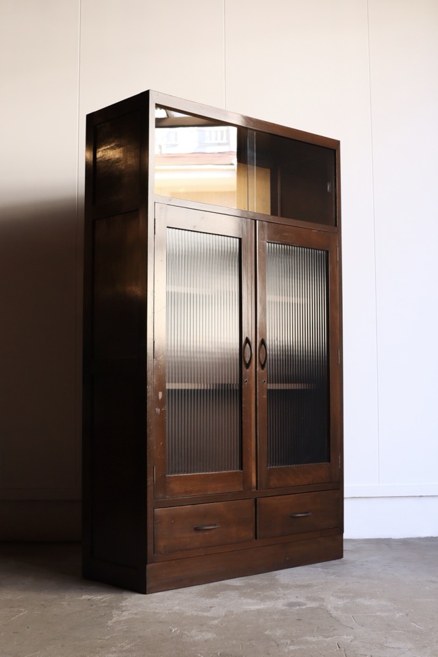 モールガラスの戸棚