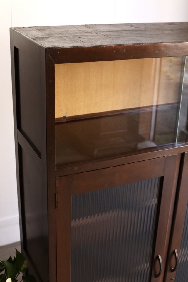 モールガラスの戸棚