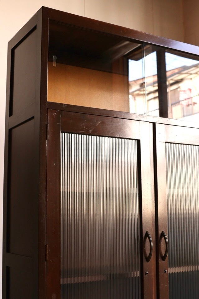 モールガラスの戸棚