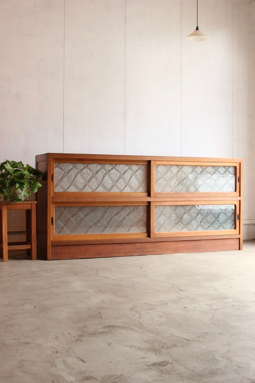 横長ガラス引戸棚　