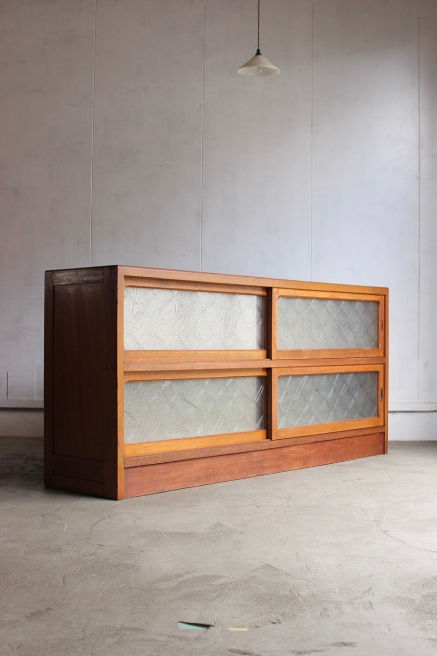 横長ガラス引戸棚　