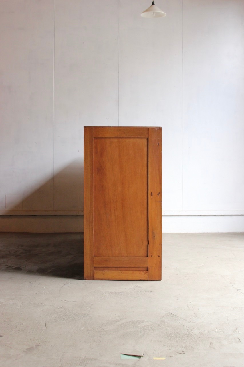 横長ガラス引戸棚　