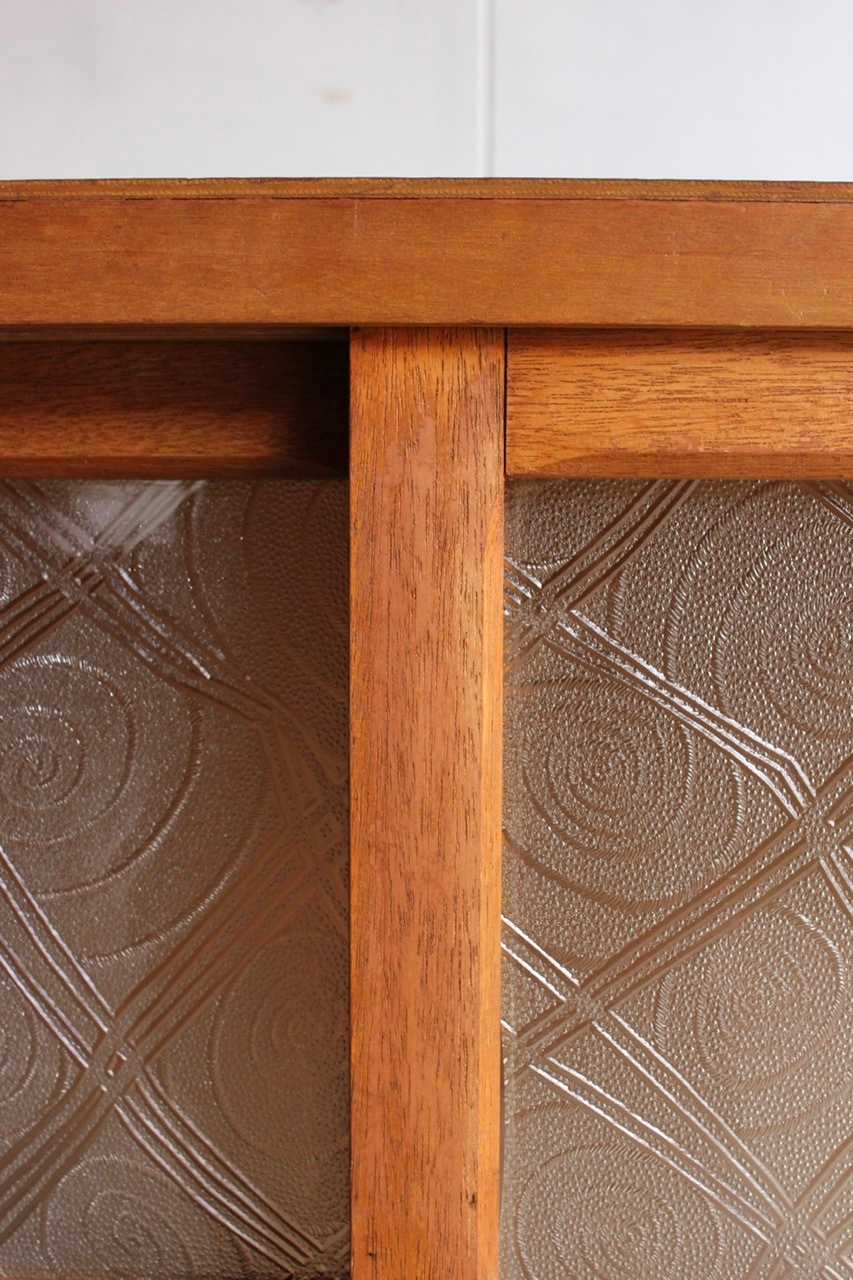 横長ガラス引戸棚　