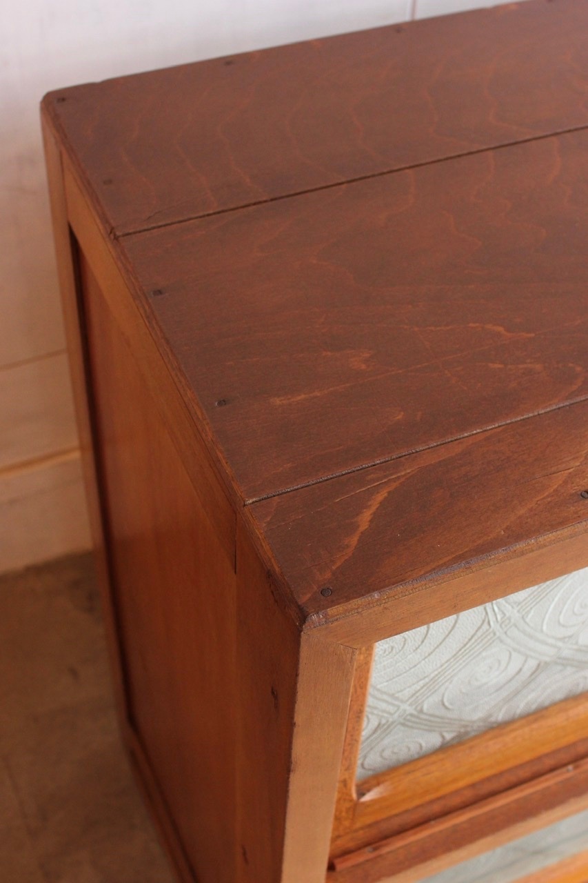 横長ガラス引戸棚　