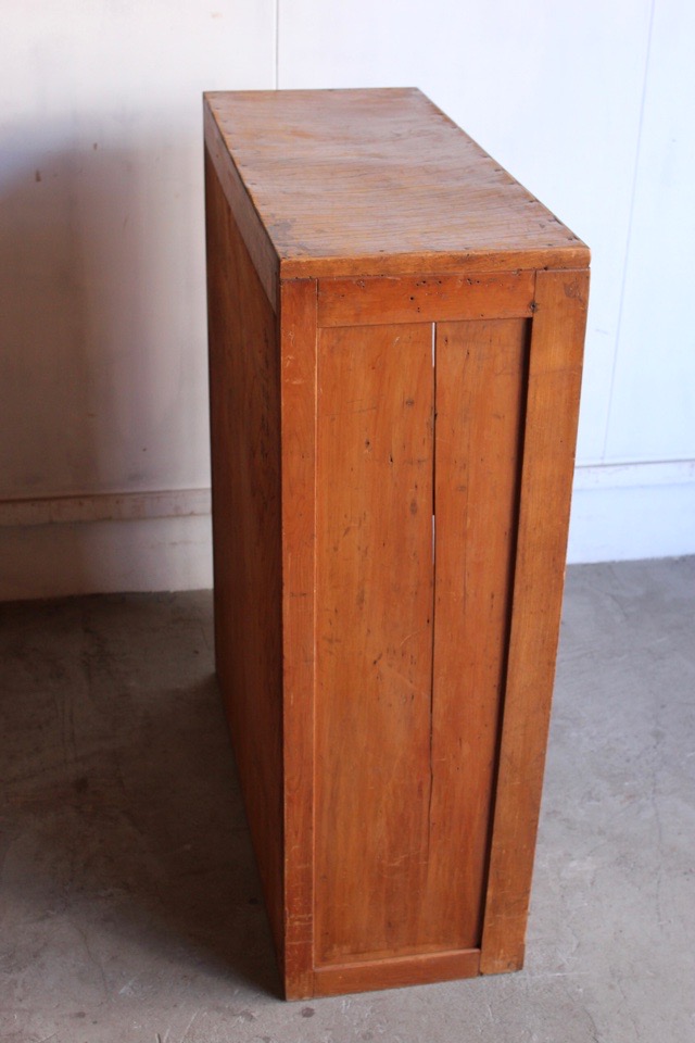 ダイヤガラスの戸棚