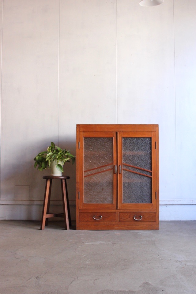 ダイヤガラスの戸棚