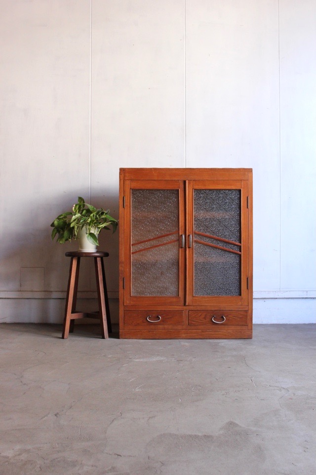 ダイヤガラスの戸棚