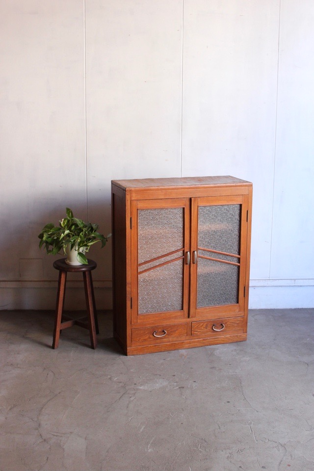 ダイヤガラスの戸棚